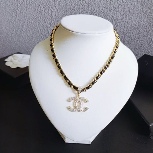 Fashionable and light luxury women's clavicle necklace