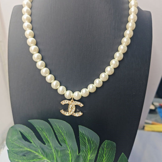 Stylish women's pearl Necklace